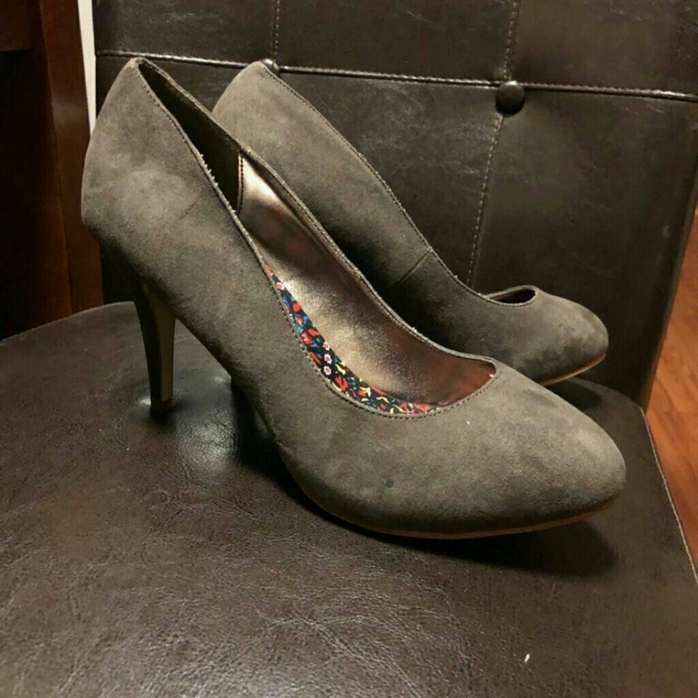 Madden Girl Gray Suede Pumps